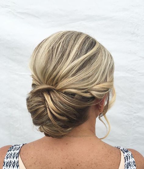 Gorgeous wedding hairstyles for the older women in your life Messy Updos, Wedding Hairstyles For Women, Side Updo, Wedding Hair Side, Rustic Wedding Hairstyles, Mother Of The Bride Hair, Pinterest Wedding, Hair Extensions Best, Unique Bride