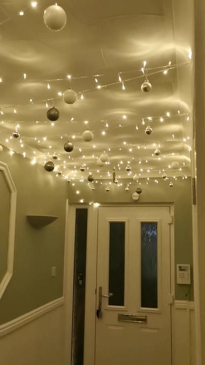 Fairy Lights Ceiling, Christmas Ceiling Decorations, Christmas Lights Inside, Ideas Decoracion Navidad, Star Gaze, Christmas Stairs, Christmas Fairy Lights, Outdoor Christmas Tree, Xmas Lights