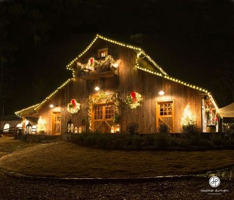 Barn Wedding Centerpieces, Fall Barn Wedding, Barn Pictures, Rustic Farm Wedding, Barn Wedding Decorations, Christmas Horses, Christmas Farm, Barn Decor, Wedding Winter