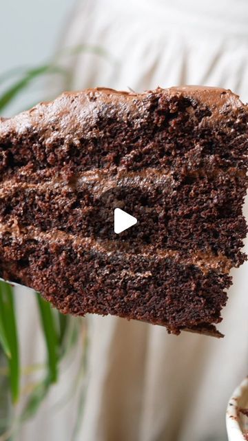 Camila Hurst, Healthy Chocolate Cake Recipe, Matilda Chocolate Cake, Fluffy Layers, Mini Chocolate Cake, Clean Sweets, Healthy Chocolate Cake, Gooey Bars, Chocolate Mayonnaise Cake