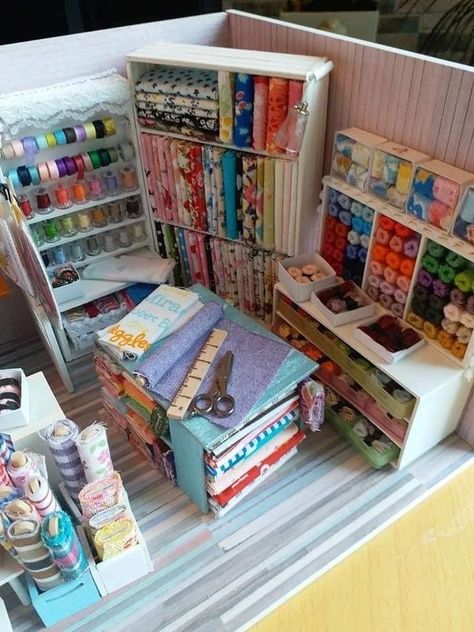 Borrowers House Ideas, Room Boxes Miniature Dioramas, Miniature Houses Diy How To Make, Miniature Sewing Room, Making Minatures, Miniature Store, Mini Creations, Room Box Miniatures, Dolls House Shop