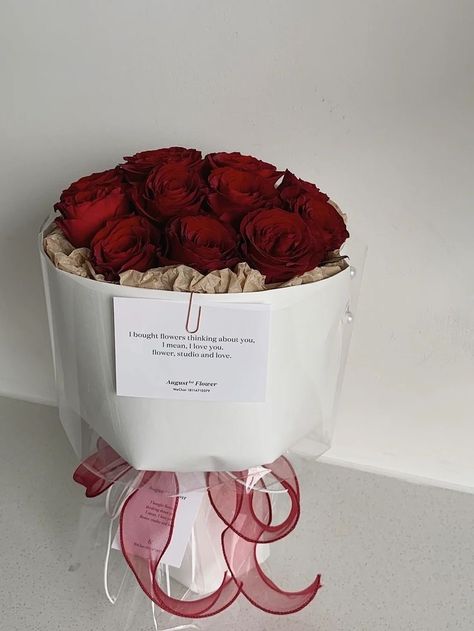 Tutorial Bouquet Flower, Gift Bouquet Ideas, Red Bouquet Flowers, Rose Bouquet Red, Bucket Flowers, Floral Packaging, Roses Bouquet Gift, Diy Bouquet Wrap, Bouquet Tutorial