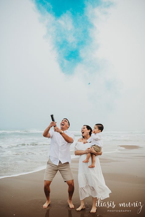 Beach gender reveal | South Padre Island, Tx – Iliasis Muniz Photography Destination Gender Reveal, Gender Reveal Ideas On The Beach, Second Gender Reveal Ideas, Gender Reveal Beach Pictures, Gender Reveal On Beach, Beach Gender Reveal Photography, Gender Reveal At The Beach, Gender Reveal Beach Ideas, Beach Gender Reveal Ideas