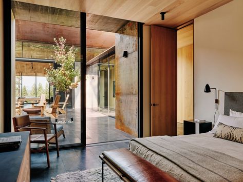 Wildfires influence design of CAMPout House in northern California Central Courtyard, Lake Tahoe California, Doors And Floors, Sierra Nevada Mountains, Open Concept Kitchen, Yanko Design, Sierra Nevada, Prefab Homes, Bedroom Suite