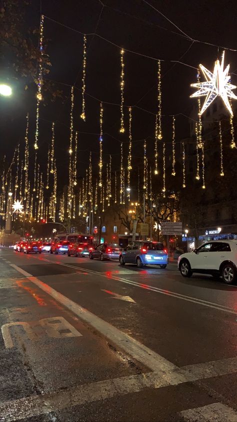 passeig de gràcia barcelona luces de navidad chistmad lights Barcelona Christmas Lights, Christmas In Madrid Spain, Barcelona In Winter Aesthetic, Barcelona New Years Eve, Barcelona Christmas, Barcelona In Winter, Christmas In Spain, Spain Winter, Madrid Outfits