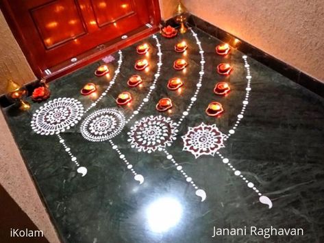 Diwali Mandana Designs, Rangoli With Diyas, Flower Art Work, Deepavali Rangoli, Karthika Masam, Karthigai Deepam, Indian Rangoli Designs, Rangoli Diwali, Rangoli Simple