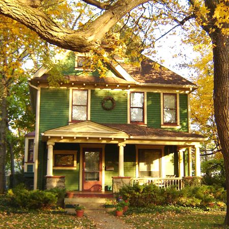 old midwestern home Midwestern House, Downtown House, American Foursquare, Victorian Era Homes, Decorative Fountains, Pueblo Colorado, Downtown Indianapolis, Porch Roof, New Jobs