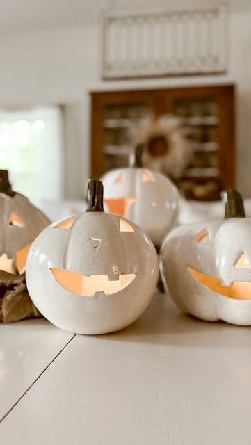 Beach Autumn, Ceramic Pumpkins, Pumpkin Candle Holder, White Halloween, Pottery Inspo, Pumpkin Candles, Diy Ceramic, Fall Decor Diy, Halloween Haunt