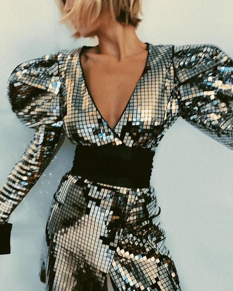 BALMAIN on Instagram: “DISCO FOR DAYS #BALMAINRE19” Disco Party Outfit Ideas, 70s Disco Outfit, Disco Party Outfit, 70s Fashion Disco, 70s Mode, Disco Look, Look 80s, Disco Fashion, Bright Dress