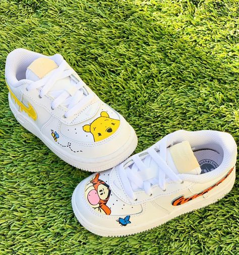 Winnie The Pooh Theme Crocs, Winnie The Pooh Shoes Nike, Winnie The Pooh Painted Shoes, Costume Sneakers, Winnie The Pooh Shoes, Custom Trainers, Customised Shoes, Winnie Poo, Customize Shoes