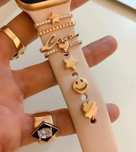 Stylish Watches For Girls, Apple Watch Charm, Apple Watch Hacks, Apple Watch Fashion, Watch Jewelry, Apple Watch Accessories, Jewelry Dainty, Hand Chain, Hand Jewelry