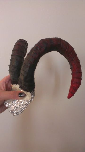 Diy Tiefling Horns, Tiefling Horns Diy, Diy Demon Horns, Krampus Horns, Tiefling Cosplay, Horns Cosplay, Diy Horns, Halloween Costume Inspiration, Demon Costume