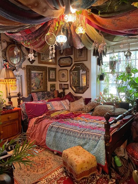 Eccentric Room Ideas, Turkish Room Aesthetic, Apartment Inspiration Maximalist, Whimsical Maximalist Bedroom, Maximalist Aesthetic Room, Organized Maximalist Bedroom, Boho Maximalism Outfits, Howls Room Aesthetic, Maximalist Crafts