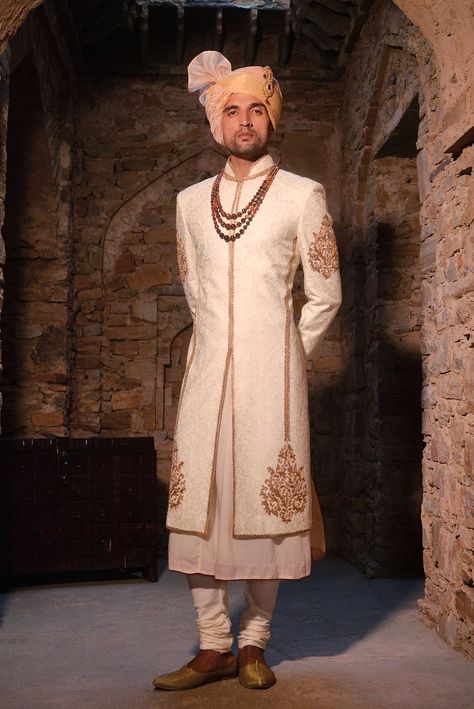 Dulha Pose, Royal Sherwani, Menswear Indian, Men Wedding Dress, Single Pose, Grooms And Groomsmen, Brocade Suits, Indian Groom Dress, Indian Wedding Clothes For Men