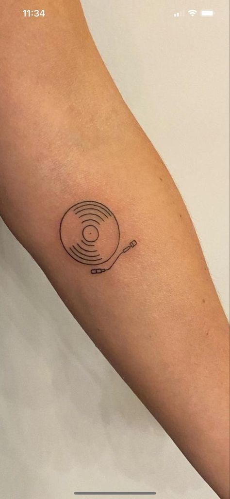 Vinyl record tattoo Small Tattoos Random, Tiny Line Art Tattoo, Patchwork Tattoo Ideas Aesthetic, Doodle Patchwork Tattoo, Turning Page Tattoo, Grafic Tattoos, Small Vinyl Record Tattoo, Cool Edgy Tattoos, Classic Rock Tattoo Ideas