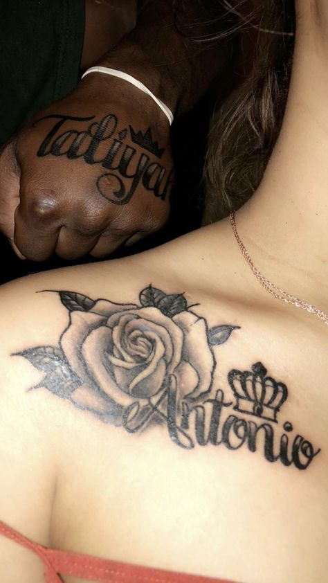 Beautiful Couple Tattoos, Back Name Tattoos For Women, Tattoo Ideas Female Boyfriend Name, Tattoo Ideas Boyfriends Name, Tattoo With Boyfriend Name, Tattoo For Significant Other Names, Tattoos For Your Partner, Guys Name Tattoo Ideas, Couples Name Tattoos Ideas