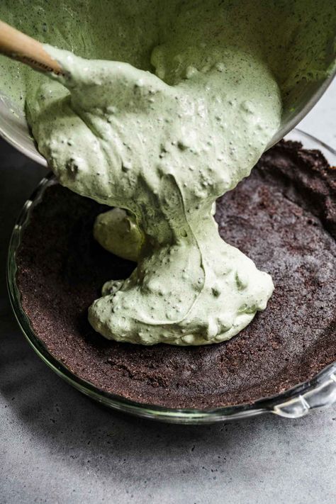 Grasshopper Pie is a classic no-bake dessert with rich and creamy mint green filling in a crunchy chocolate Oreo crust. Grasshopper Dessert Recipes, Mint Oreo Dessert, Grasshopper Pie Recipe, Mint Mousse, Cool Whip Pies, Cottage Halloween, Mint Pie, Mint Chocolate Desserts, Green Pie