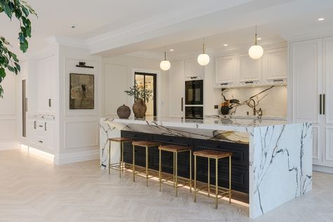 These are the latest kitchen island trends you need to know about Minimal Cabinet, Kitchen Island Design Ideas, Modern Cabinet Handles, Island Design Ideas, Marble Kitchen Island, International Interior Design, Marble Island, Kitchen Interior Design, Marble Kitchen