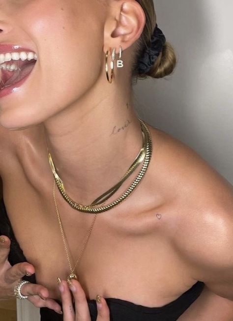 Kelia Moniz Tattoo, Hailey Neck Tattoo, Hailey Bieber Jewelry Style, Hailey Bieber Heart Tattoo, Haylie Bieber Tattoo, Sophia Richie Tattoo, Haily Biber Tatoos, Hailey Bieber Neck Tattoo, Bailey Bieber Tattoos