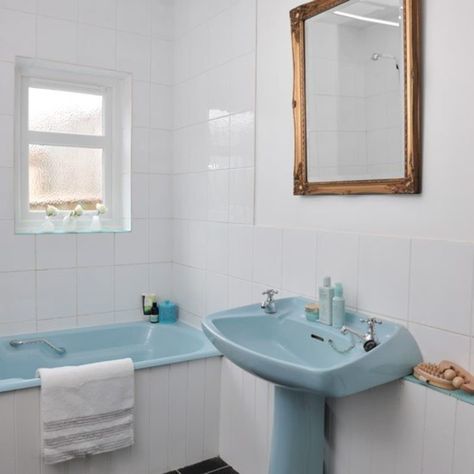 Retro Bathroom Refresh: Why Older Bathroom Suites are Still Sweet | Apartment Therapy Awesome Showers, Moderne Have, Bathroom Retro, Old Bathrooms, Walk In Shower Designs, Old Bathroom, Retro Bathrooms, Bathroom Suites, Rustic Bathrooms