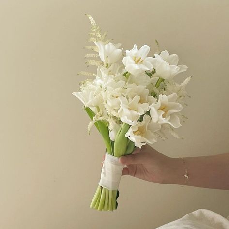 Simple White Bouquet, Classic Wedding Bouquet, Simple Wedding Bouquets, Wedding Flower Design, Wedding Picture Poses, Hand Bouquet, Flowers Bouquet Gift, Wedding Bridal Bouquets, White Bouquet