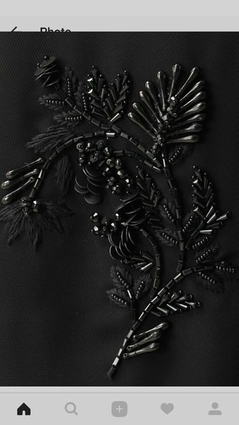 Giysi süsleme Black Dress Hand Embroidery, Black Bead Embroidery, Palestrina Stitch, Tambour Beading, Embroidery Fashion Detail, Hand Beaded Embroidery, Tambour Embroidery, Beadwork Embroidery, Bead Embroidery Tutorial