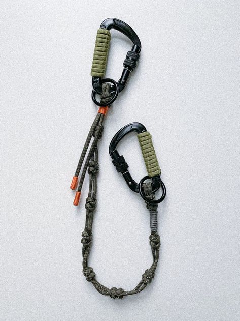 Paracord Carabiner, Mochila Edc, Parachute Cord Crafts, Paracord Braids, Concept Inspiration, Paracord Bracelet Diy, Paracord Diy, Edc Tactical, Paracord Knots