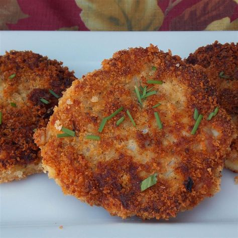 Flavorful chicken croquettes are pan-fried until perfectly crisp on the outside, tender and moist inside. A great way to use up roast chicken or turkey! Turkey Croquettes, Chicken Croquettes Recipe, Chicken Croquettes, Croquettes Recipe, Potato Cutlets, Pan Fried Chicken, Leftover Rotisserie Chicken, Leftover Turkey Recipes, Chicken Patties