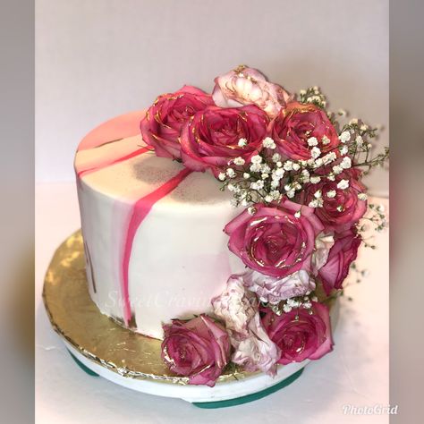 Pink marble fondant cake with real flowers Cake Decoration With Real Flowers, Real Flower Cake Design, Cake Real Flowers, Birthday Cake Pink Roses, Cake With Roses All Over, Birthday Cake With Real Flowers, Birthday Cake Real Flowers, Marble Fondant Cake, Cake With Real Flowers