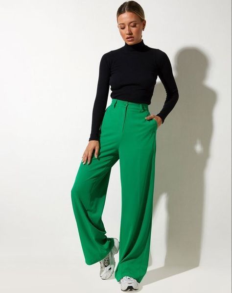 Trendy and Comfy: Plus Size Casual Fall Outfits for Women in 2023 Trendy Trouser Outfit, Green Pants Office Outfit, Palazzo Verde Outfit, Green Palazzo Pants Outfit, Outfit Pantalon Verde, Green Trousers Outfit, Green Pants Outfit, Green Trousers, Outfit Mujer