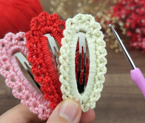 Crochet Hair Clips Free Pattern, Diy Crochet Hair Accessories, Crochet Blanket Sweater, Easiest Crochet, Crochet Baby Dress Free Pattern, Diy Crochet Patterns, Gorgeous Crochet, Crochet Hair Clips, Crochet Keychain Pattern