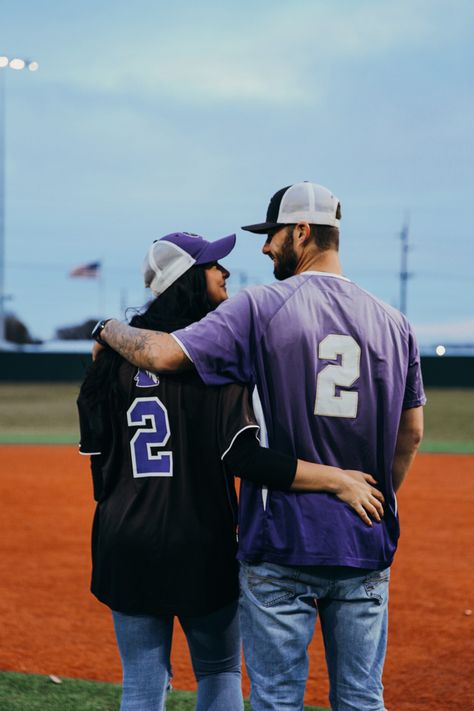 Jersey Engagement Pictures, Baseball Family Photoshoot, Baseball Family Pictures, Sports Engagement Photos, Baseball Engagement Photos, Baseball Couples, Football Couples, Baseball Family, Field Engagement Photos