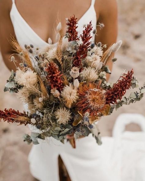 Fall Wedding Bouquets For Autumn Brides ★ fall wedding bouquets dry field flowers and grass j.photoandco Minimalist Dekor, Crystal Wedding Dress, Dried Flowers Wedding, Boho Wedding Bouquet, Weddings By Color, Fall Wedding Flowers, Future Wedding Plans, Mexican Wedding, Western Wedding