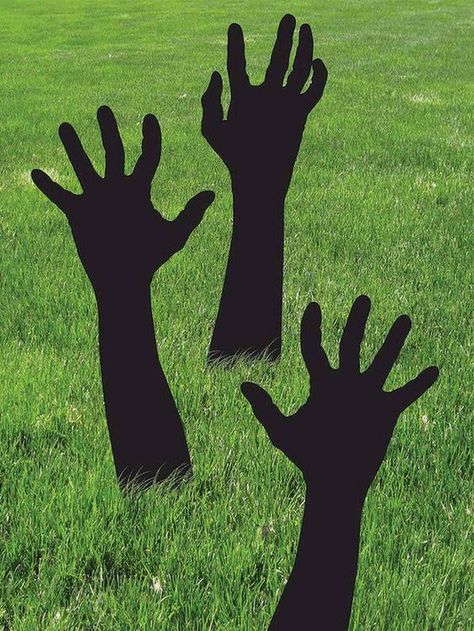 Awesome Diy Halloween Decorations, Shadow Hands, Pelottava Halloween, Cheap Halloween Diy, Diy Halloween Dekoration, Fun Diy Halloween Decorations, Halloween Outdoor Decoration, Cheap Diy Halloween Decorations, Diy Halloween Party