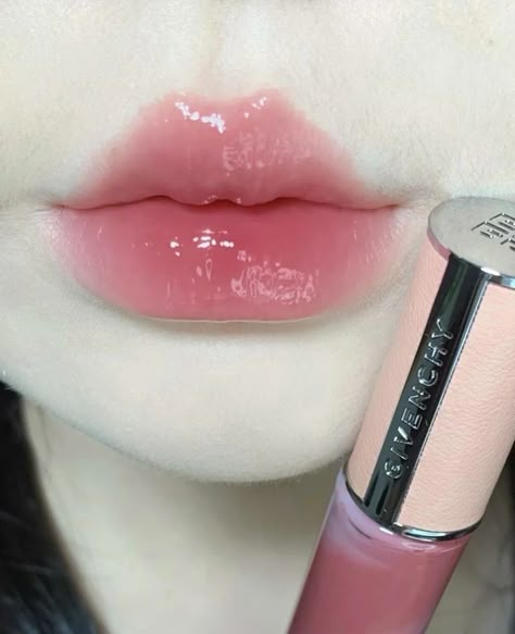 Korean Plump Lips, Douyin Lip Makeup, Pink Plump Lips, Douyin Lips, Douyin Lip, Vision Board Pink, Lip References, Make Up Douyin, Eye And Lip Makeup