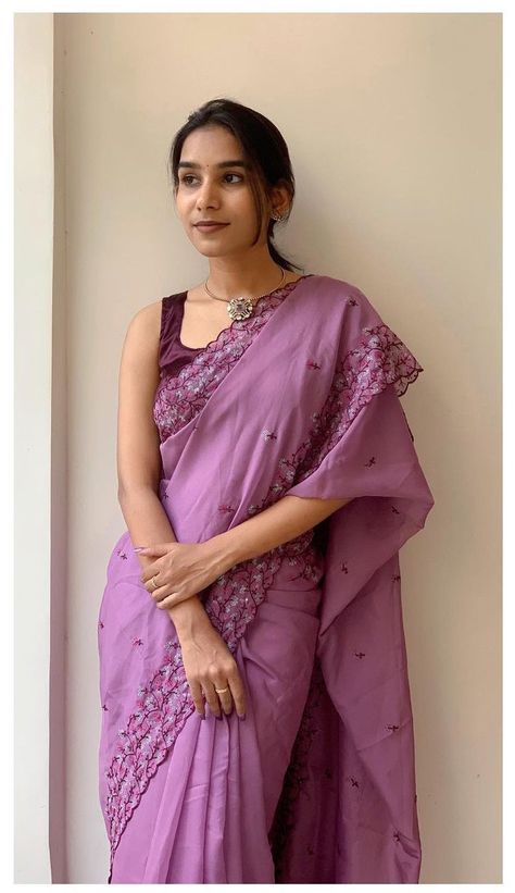 Onion Color Saree, Violet Colour Saree, Simple Saree Look Classy, Professional Saree, Onion Colour, Simple Saree Blouse Designs, Simple Saree Blouse, Saree Contrast Blouse, Sarees For Girls