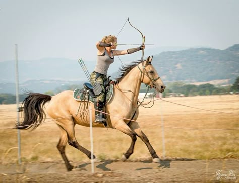 I love horses, I love recurve bows. I want to know how to do this some day. Horse Archery, Mounted Archery, Mounted Shooting, Archery Bows, Traditional Archery, Hur Man Målar, Bow Hunting, Horse Training, Pretty Horses