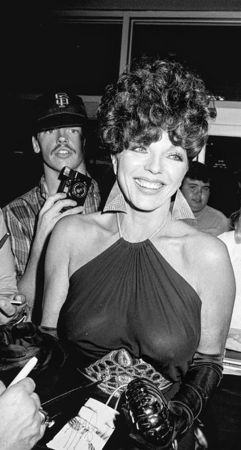 1980s Joan Collins Dynasty, Dame Joan Collins, Jessica Ricks, Old Film Stars, Vintage Hollywood Glamour, Joan Collins, Old Hollywood Stars, Sophia Loren, Beautiful Women Over 40