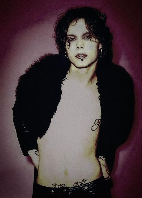 Ville Valo Aesthetic, Ville Valo Wallpaper, Vile Valo, Modern Vampires, Face Anatomy, Pen Art Drawings, Ville Valo, Band Wallpapers, Evan Peters