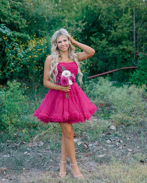 This LBHS Hoco group was just a blast 🙌🏻🌿 Choosing only 10 out of this entire gallery was a STRUGGLE but I had to share these sweet pictures! #hoco #hocopictures #seniorsunday #seniorphotographer #seniorportraits #lifestylephotographer #beltontx #lbhs #templetx #wacotx #saladotx #homecomingdresses Homecoming Poses By Yourself, Homecoming Pictures Solo, Solo Hoco Pics, Homecoming Picture Poses, Homecoming Picture Ideas, Hoco Photos, Hoco Pictures, Homecoming Poses, Hoco Pics