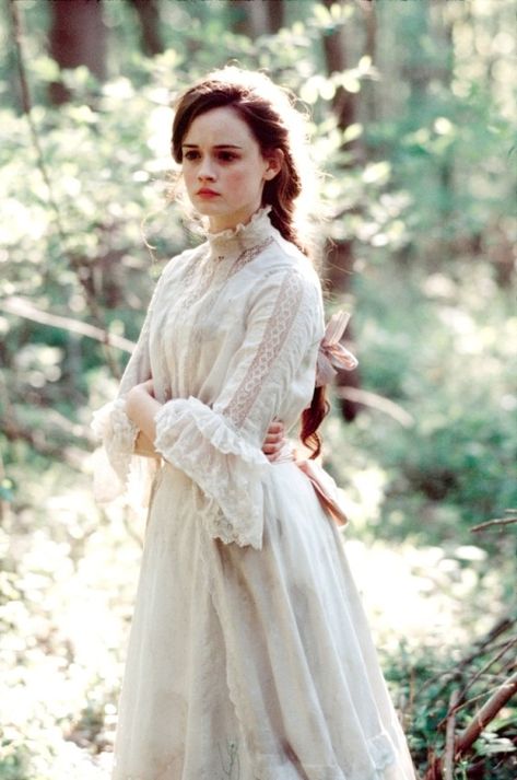 Alexis Bledel as Winnie Foster in Tuck Everlasting (2002) Winnie Foster, Rosalie Hale, Tuck Everlasting, Mori Girl Fashion, Alexis Bledel, Vivien Leigh, Retro Pin Up, Movie Costumes, Jacob Black