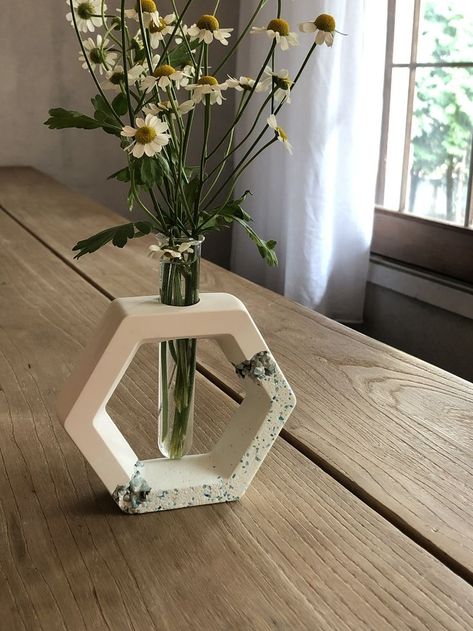 Test Tube Vase, Cement Diy, Concrete Vases, Entrance Table, Diy Ceramic, Flower Stem, Cement Crafts, Concrete Art, Clay Vase