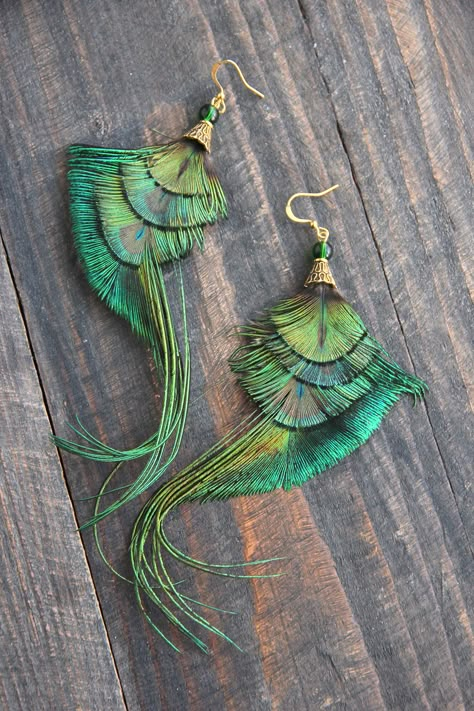 Crafting With Peacock Feathers, Craft With Peacock Feathers, Feather Earring Diy, Things To Do With Peacock Feathers, Peacock Feather Accessories, Peacock Feather Earrings Diy, Peacock Feather Jewelry Diy, Peacock Feather Ideas, Peacock Jewellery Design