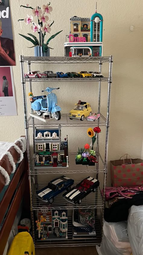 Cute Legos, Cute Lego Sets, Cool Lego Ideas, Lego Shelves, Lego Shelf, Cute Lego, Lego Display Ideas, Lego Room Decor, Lego Decorations