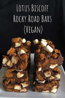 Vegan Rocky Road Recipe, Vegan Biscoff Dessert, Vegan Biscoff Recipes, Vegan Traybake, Rocky Road Brownies Recipe, Biscoff Rocky Road, Vegan Rocky Road, Easy Rocky Road Recipe, Rocky Road Bars