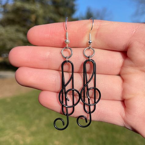 Pair of Treble Clef Paperclip Dangle Earrings * Lightweight * Nickel Free and Hypoallergenic * Super cute and trendy Paperclip Jewelry, Paperclip Earrings, Paperclip Crafts, Wire Craft, Novelty Earrings, Cute Gifts For Friends, Treble Clef, Wire Crafts, Earrings Unique