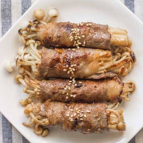 A simple Japanese appetiser, set to impress at every dinner party. Enoki mushroom will be your new favourite go-to ingredient. Japanese Appetizers, Beef Rolls, Plats Healthy, Beef Roll, Japanese Cooking, Asian Cooking, Asian Dishes, Chopsticks, Asian Recipes