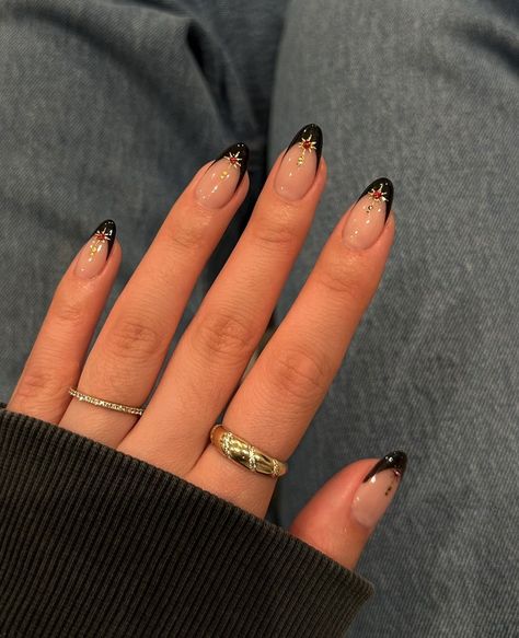 Acrylic Aesthetic, Gold French Tip, Royals Nails, Black Almond Nails, Engagement Nails, Inspiration Nails, Short Almond Nails, Black Acrylic Nails, Glittery Nails