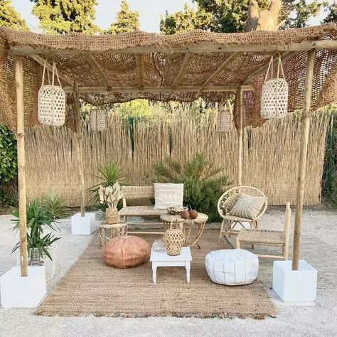 Iron Pergola, Vinyl Pergola, Covered Pergola, Apartment Patio Decor, Diy Yarn, Patio Decorating Ideas On A Budget, Modern Outdoor Furniture, Patio Decorating Ideas, Pergola Designs