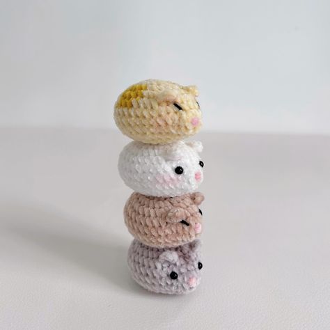 Hamster Plush Pattern, Mini Animals Crochet, Crochet Animals No Sew, Crocette Ideas, Crochet Hamster Pattern Free, Mini Crochet Keychain, Mini Crochet Plushies, Mini Crochet Ideas, Crochet Mini Amigurumi